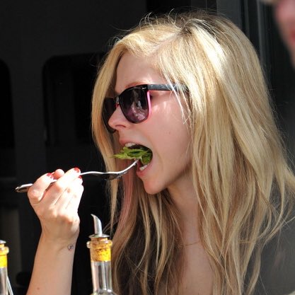 サラダを食べるアヴリル